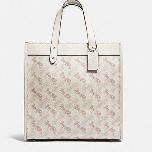 💗NWT COACH Field Tote With Horse & Carriage Print